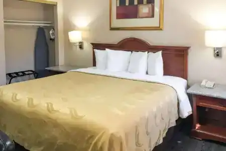 Quality Inn & Suites Oceanside Near Camp Pendleton - 40