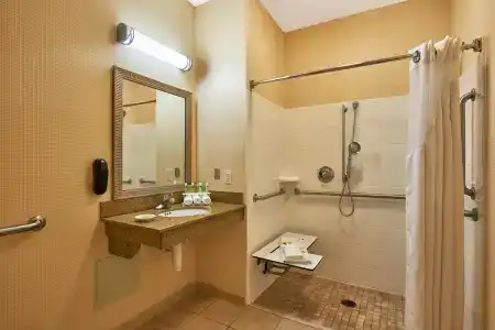 Holiday Inn Express & Suites Airport, An Ihg - 6