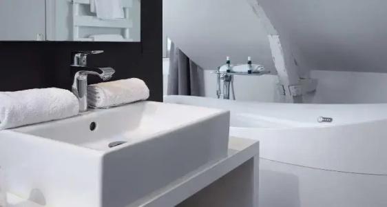 Best Western Le Cheval Blanc -Centre- Vieux Port - 65