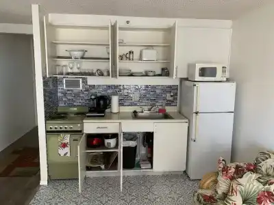 Tropical Studios At Marine Surf Waikiki - Free Parking - Best Location - Full Kitchen - Swimming Pool - 28