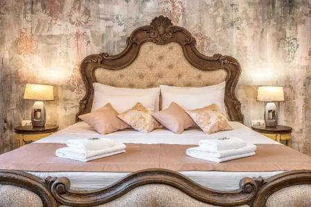 Plaza Marchi Old Town - Mag Quaint & Elegant Boutiques - 119