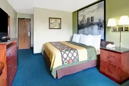 Super 8 by Wyndham/Jefferson Ave. - 16