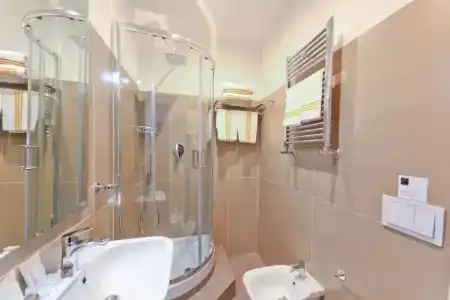 7th Floor Suite - 89