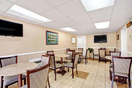 Days Inn by Wyndham West - 11