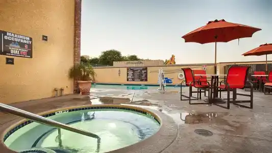 Best Western Plus Raffles Inn & Suites - 17