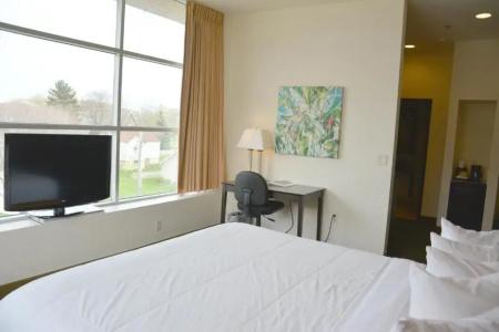Days Inn & Suites by Wyndham - 29