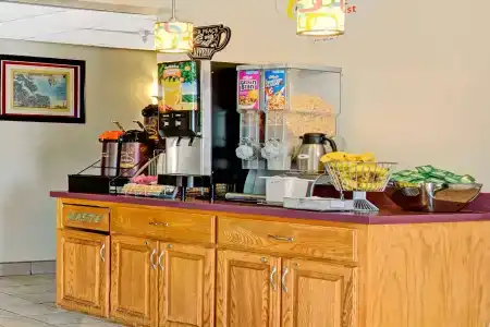Super 8 by Wyndham/Jefferson Ave. - 9