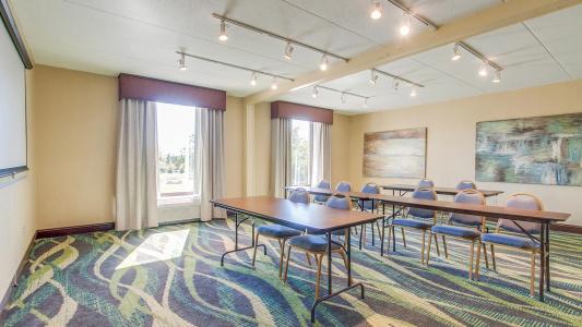 Holiday Inn Express & Suites Midlothian Turnpike, an IHG - 11