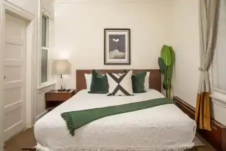 Washington Square Inn - 115