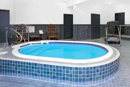 Elk Lake Inn & Suites - 12