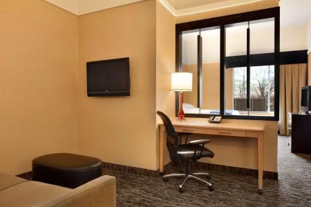 DoubleTree by Hilton Airport - 41