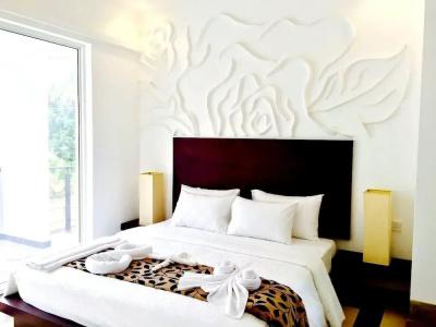 8+ Plus Motels - 76