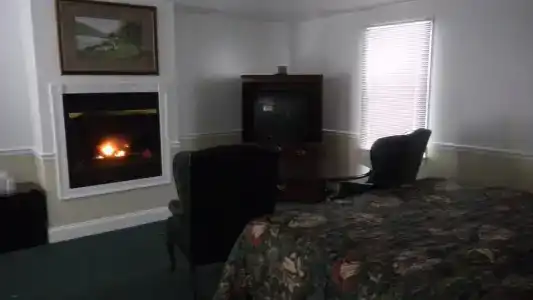Yankee Clipper Inn - 2