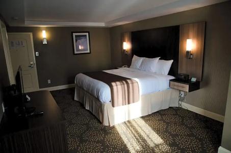 Aashram by Niagara River - 33
