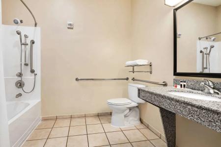 Super 8 by Wyndham Savannah - 8