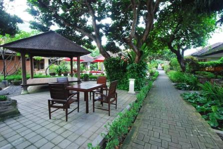 Yulia Beach Inn Kuta - 33