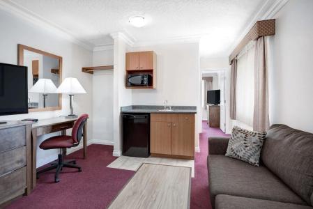 Elk Lake Inn & Suites - 16