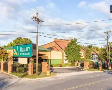 Quality Inn & Suites Coliseum - 10