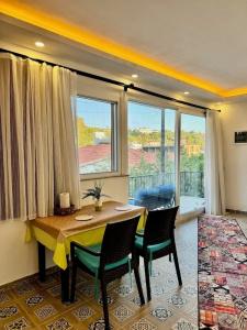 Rose Pension - 83