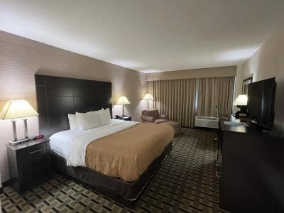 Quality Inn & Suites Downtown - 3
