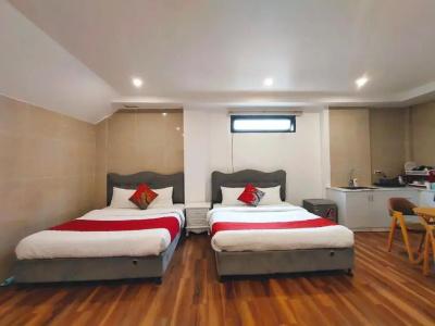 Ngan Pho Studio & - 200