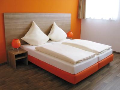 Orange und - 25