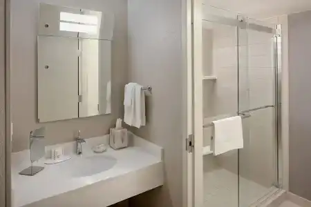 Courtyard by Marriott Waterfront - 8