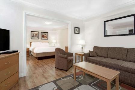 Elk Lake Inn & Suites - 53