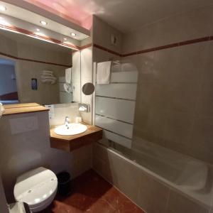 Kyriad Nîmes Ouest A9 - 33