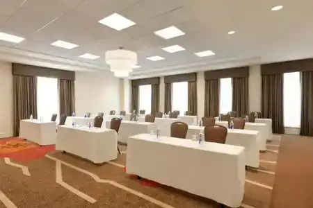 Hilton Garden Inn Boston Logan Airport - 14