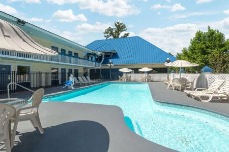 Days Inn by Wyndham Savannah Airport - 6