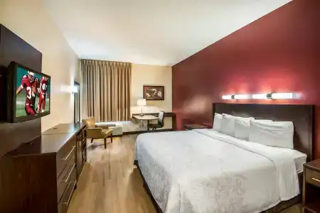 Red Roof Inn Plus + Phoenix West - 24