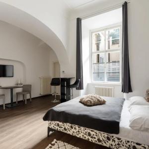 Old Town Square Residence by Emblem - 24