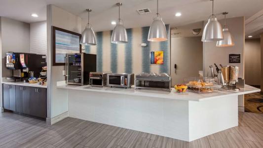 Best Western Plus Airport Inn & Suites - 11