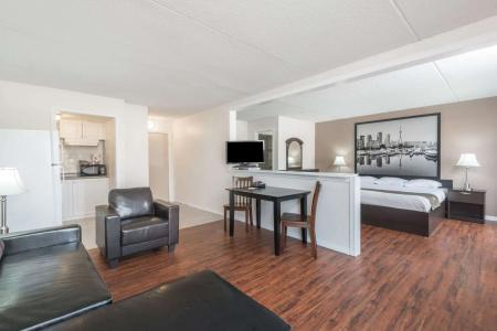 Super 8 by Wyndham/Airport - 1