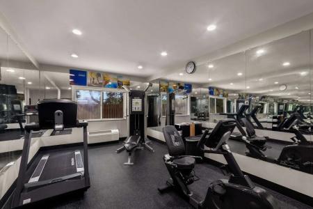 Comfort Inn & Suites - 16