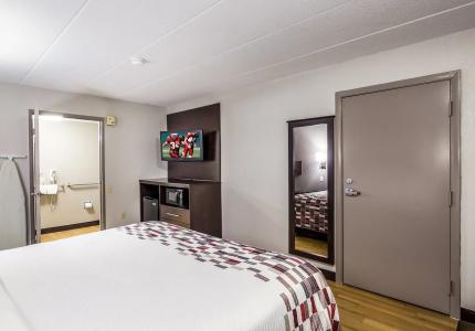Red Roof Inn - 2