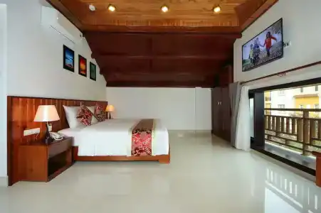 Threeway Riverside Villa - 16