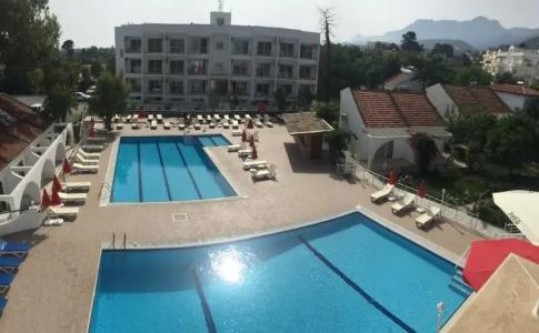 Rose Gardens Boutique & Pool & Restaurant - 2