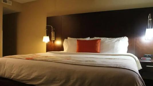 Hawthorn Suites East - 93