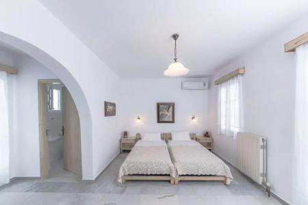 Fragias Studios & - 120