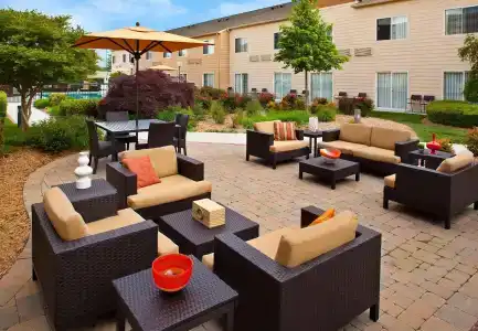 Courtyard by Marriott at Hamilton Place - 17