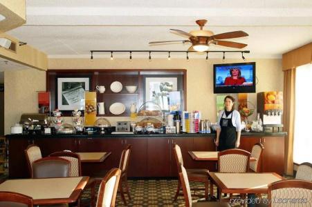 Hampton Inn-Airport - 17