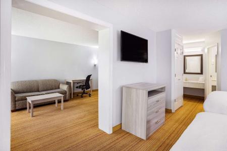 Days Inn & Suites by Wyndham Colonial - 2