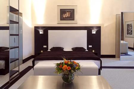 Old Town Square Residence by Emblem - 41