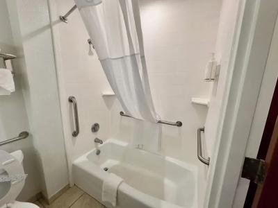 Days Inn & Suites by Wyndham - 78