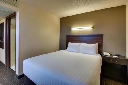 EverSpring Inn & Suites - 32