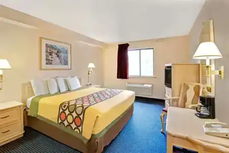 Super 8 by Wyndham West/Coors Blvd - 35