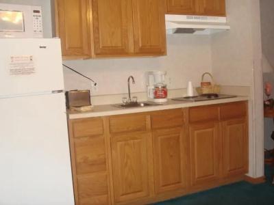 Townhouse Inn & Suites - 10