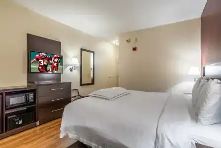 Red Roof Inn Plus + Phoenix West - 25
